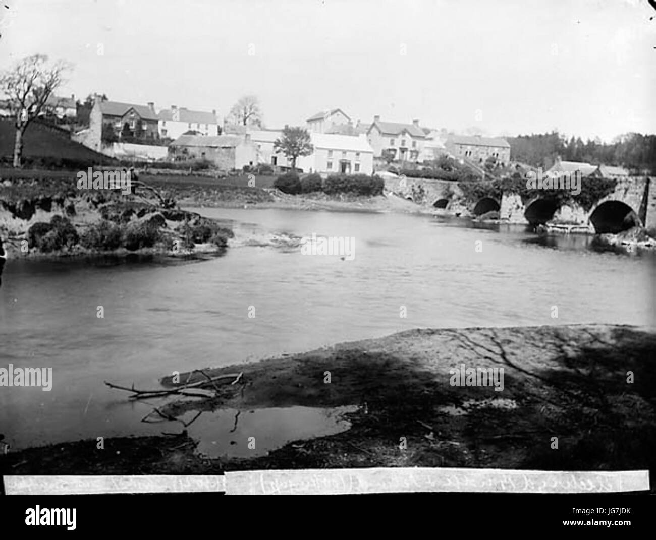 Il ponte e il villaggio Llechryd 28Cer29 NLW3361946 Foto Stock