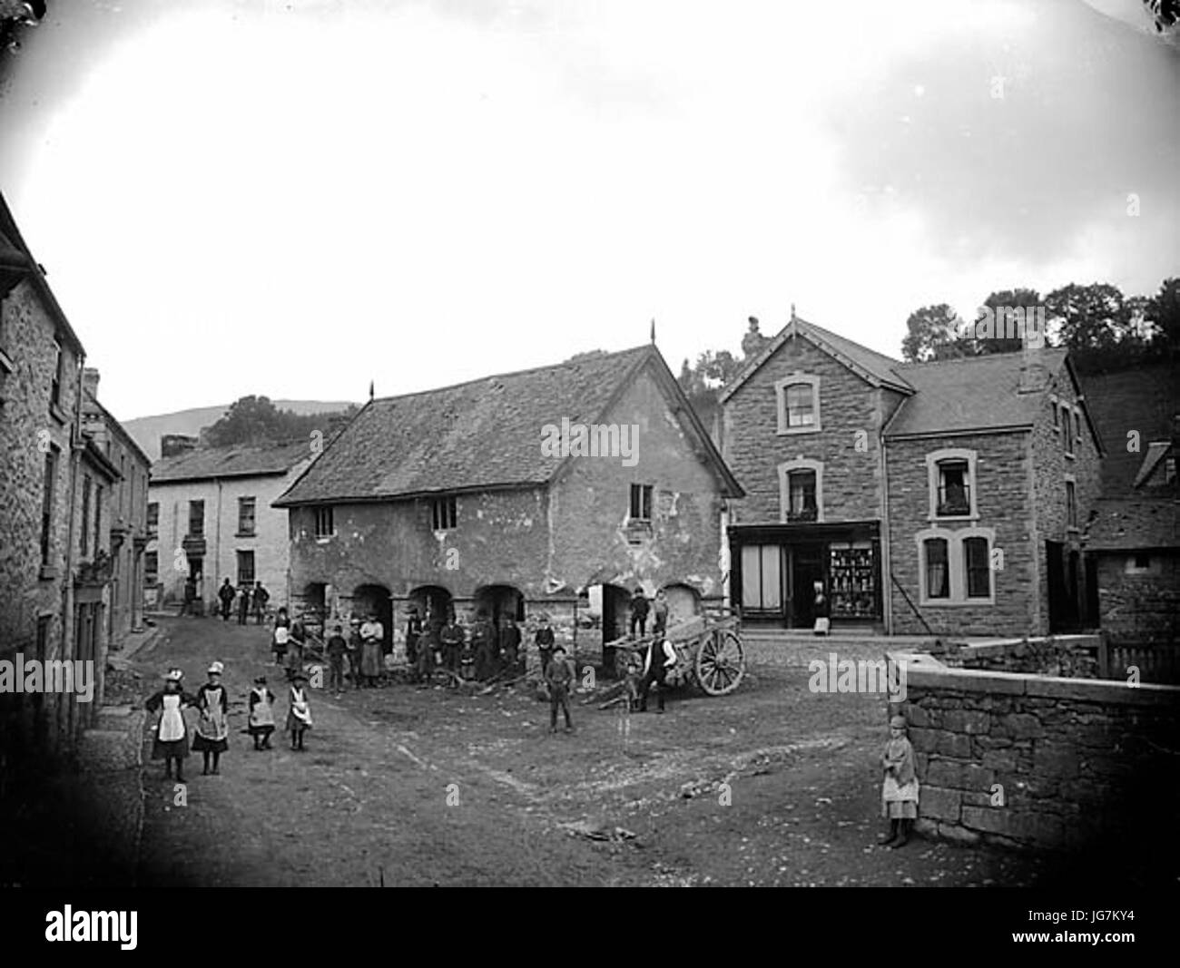 Il mercato coperto e la piazza Llanrhaeadr-ym-Mochnant NLW336 32 Foto Stock