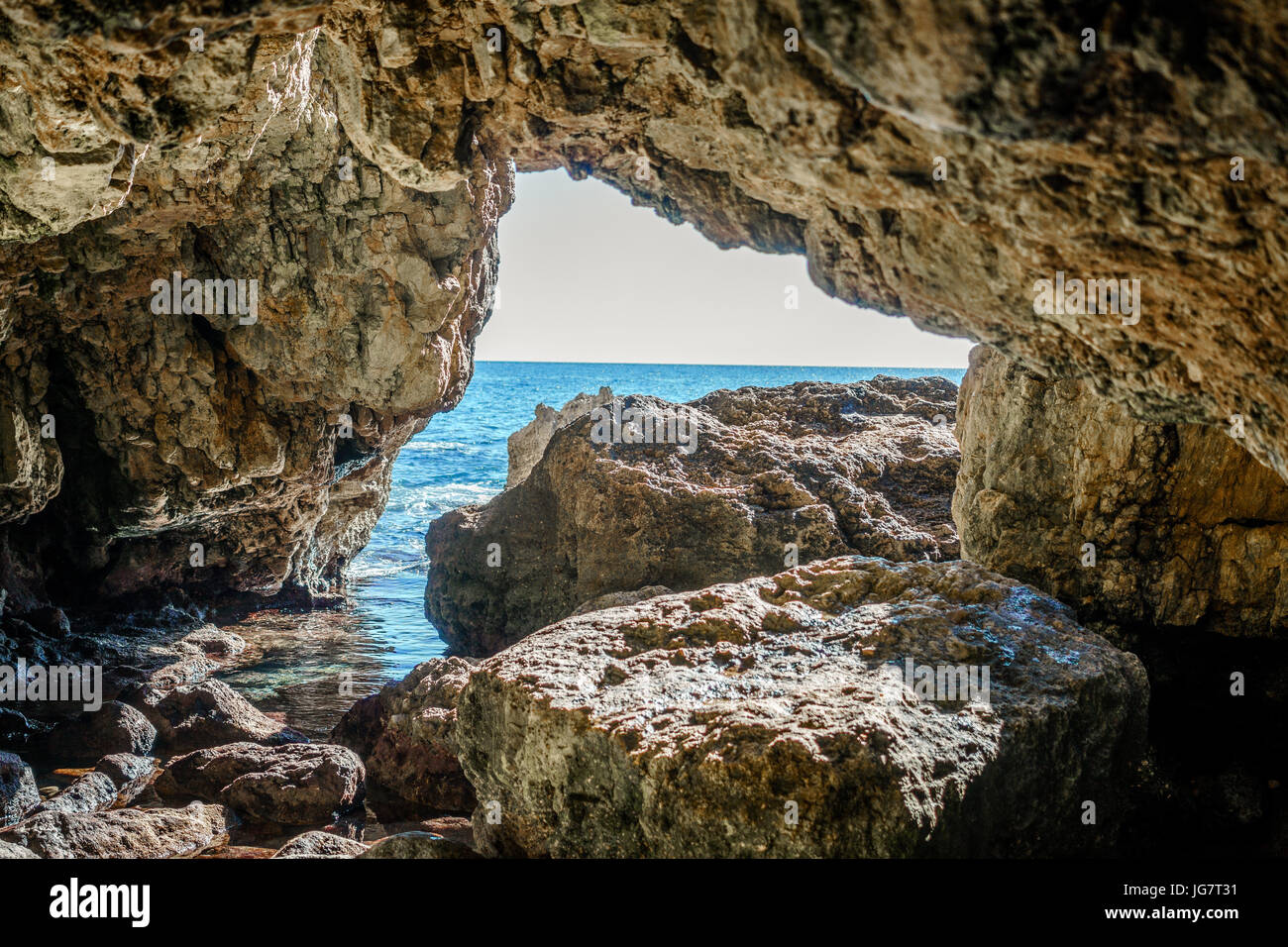 Natural enormi grotte dal mare a Leuca di Santa Maria, Puglia, Italia Foto Stock