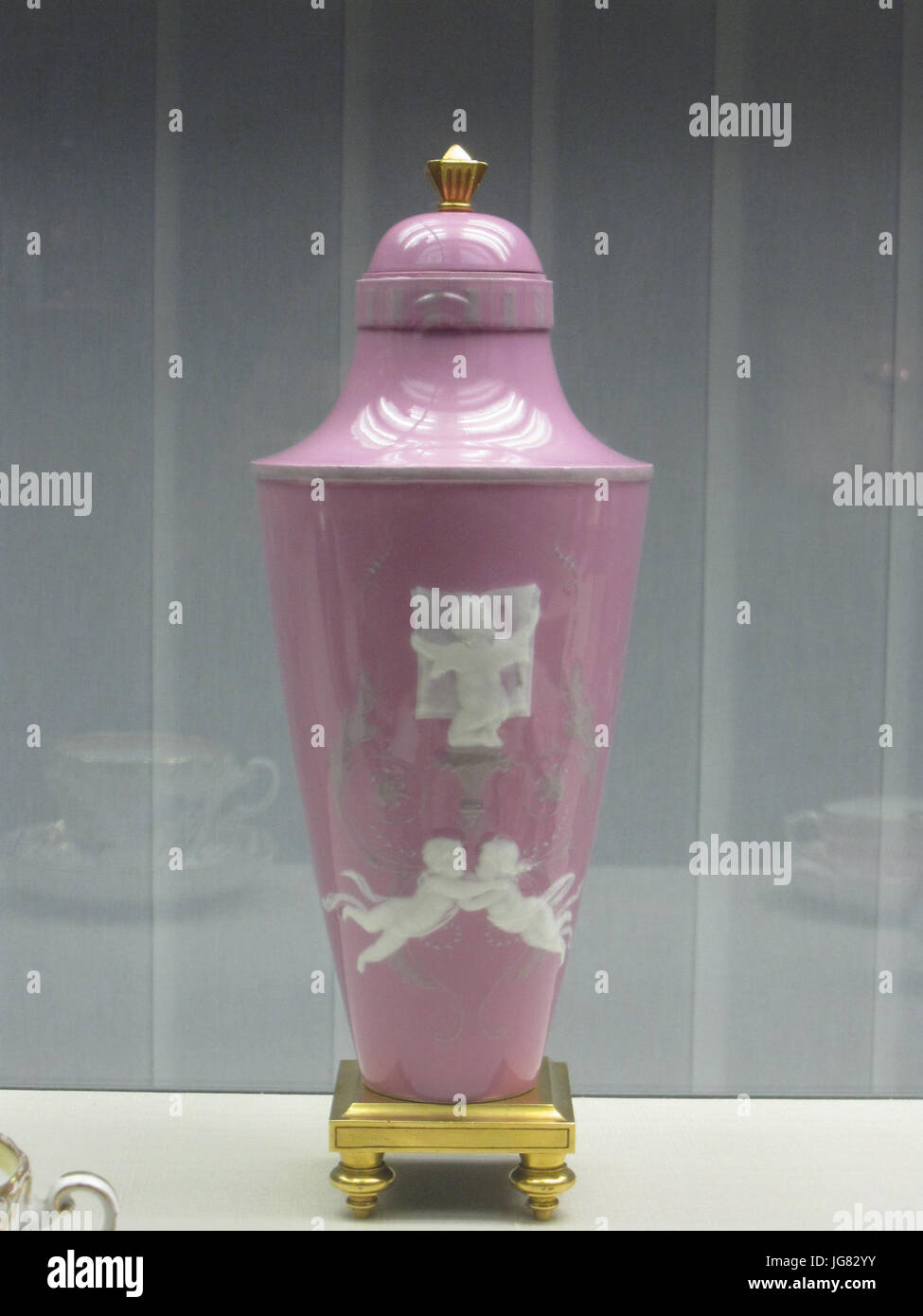 Vaso à couvercle avec deux puttis en pâte sur pâte Foto Stock