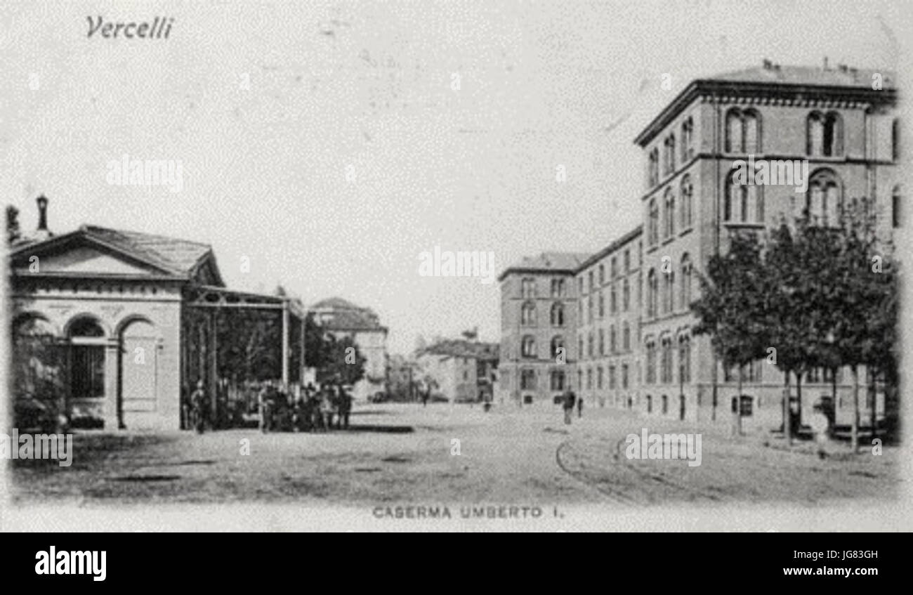 Vercelli tram a Fara in parte anteriore del Umberto barrack Foto Stock