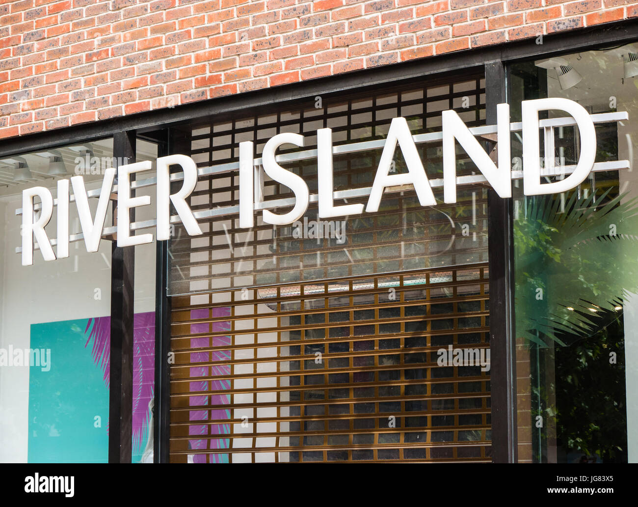 Segno per il fiume Isola, High Street Fashion Brand, Reading, Berkshire, Inghilterra Foto Stock