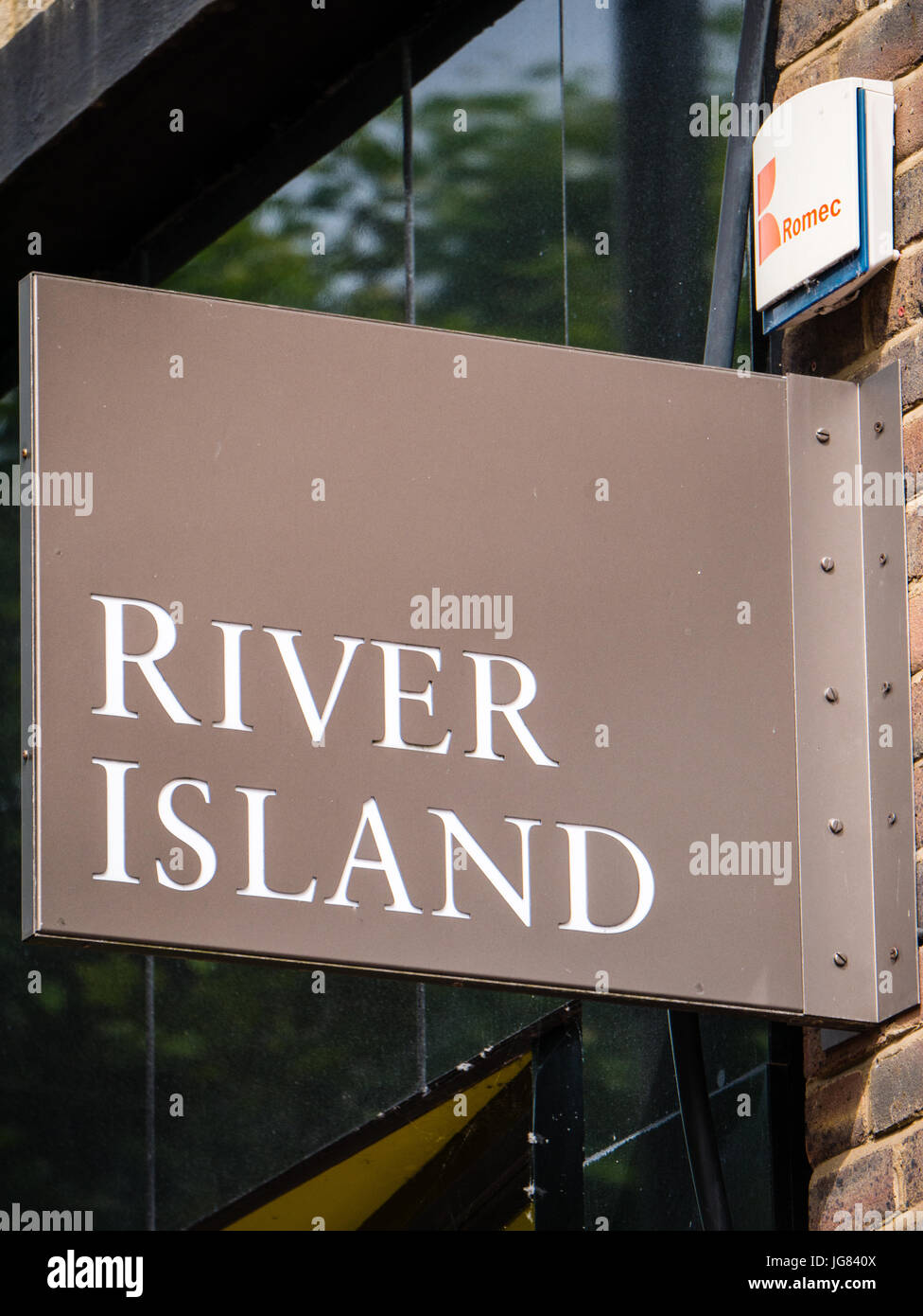 Segno per il fiume Isola, High Street Fashion Brand, Reading, Berkshire, Inghilterra Foto Stock