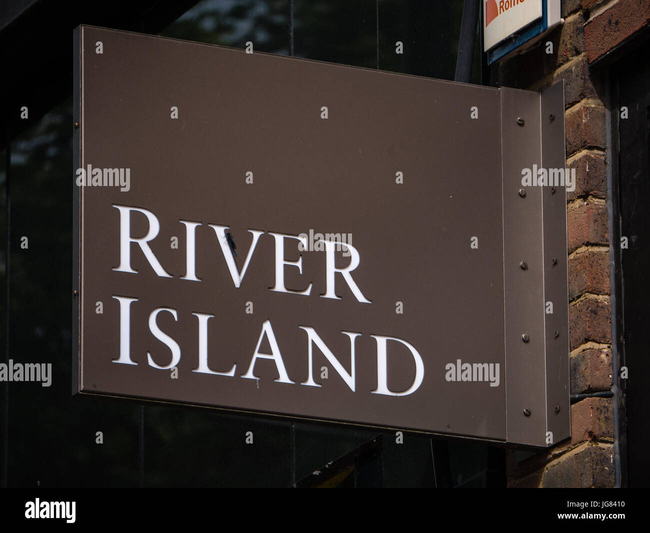 Segno per il fiume Isola, High Street Fashion Brand, Reading, Berkshire, Inghilterra Foto Stock