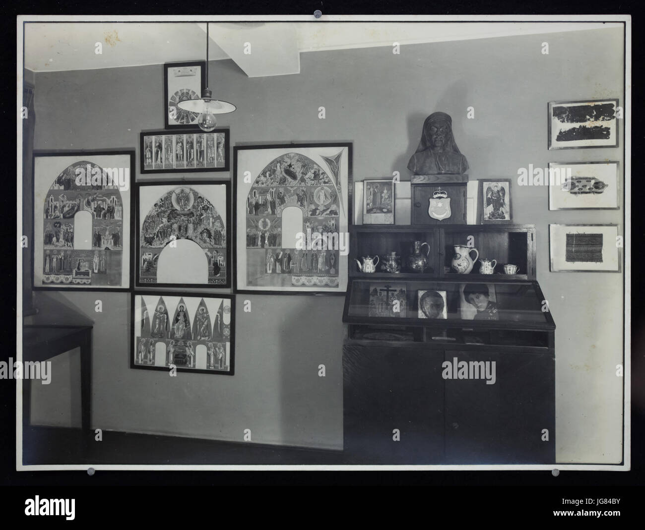 Interno del Kondakov Istituto Archeologico di Praga nella fotografia dal 1940s sul display alla fiera "l'esperienza dell'Esilio' a Praga, Repubblica Ceca. La mostra dedicata alla emigrazione dall'ex impero russo alla Cecoslovacchia corre nel Palazzo Estivo (Letohrádek Hvězda) fino al 29 ottobre 2017. Disegni di artista russo Ivan Bilibin per pitture murali nella chiesa della Dormizione al cimitero Olšany a Praga (1926-1928) visto sulla parete. Foto Stock