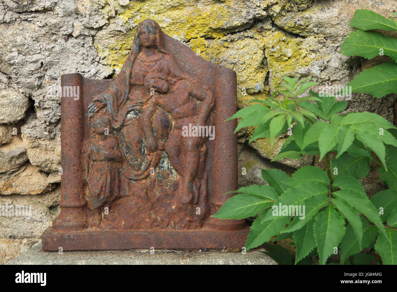 Compianto di Cristo raffigurato in ghisa dettaglio di una vecchia lapide presso il vecchio cimitero di Lipnice nad Sázavou nella regione Oberland, Repubblica Ceca. Foto Stock