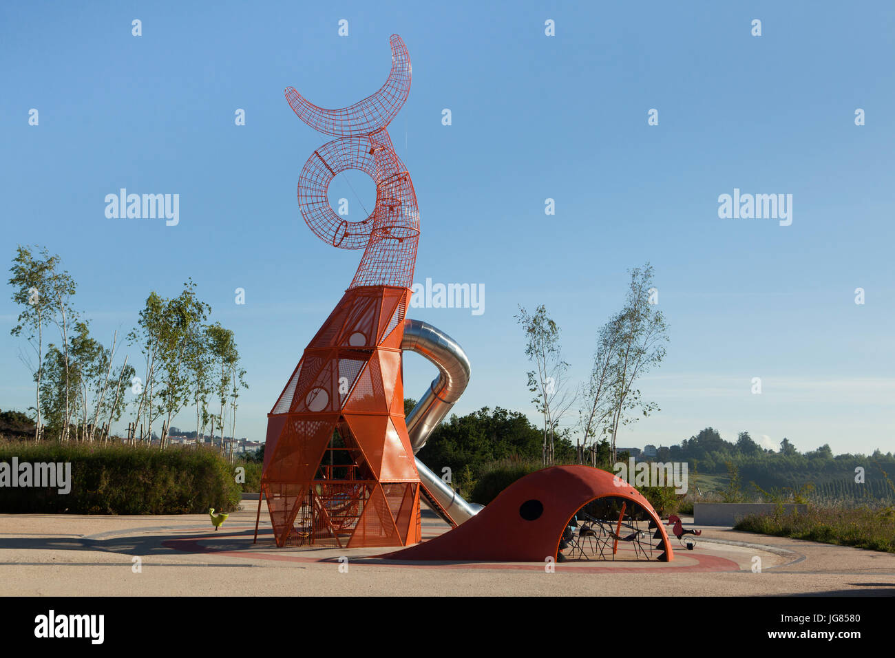 Parco giochi nella zona del Cidade da Cultura de Galicia (Città della cultura della Galizia) progettato da American deconstructivist architetto Peter Eisenman sul Monte Gaiás a Santiago de Compostela, Galizia, Spagna. Foto Stock