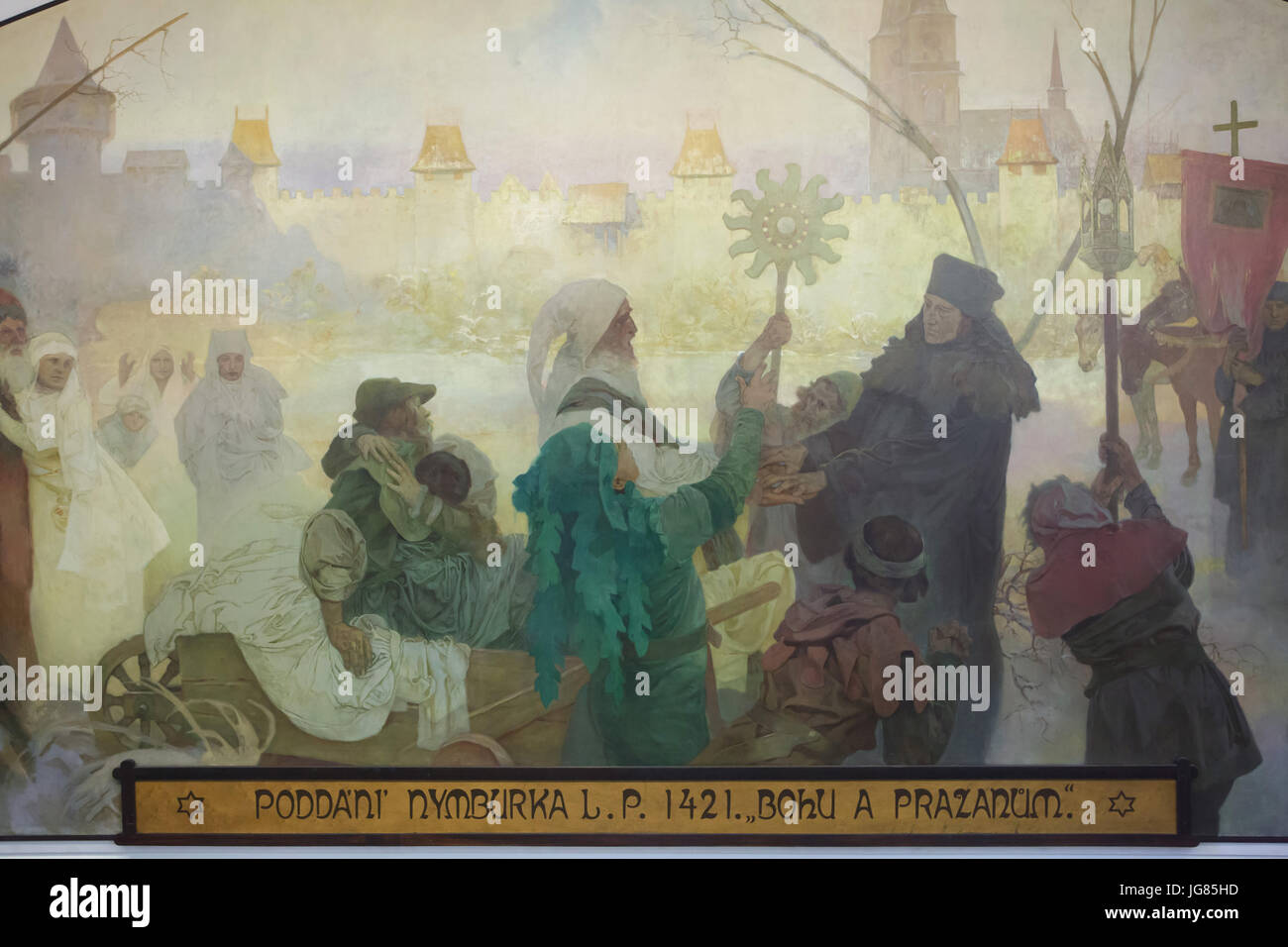 Dipinto 'Conquista di Nymburk da gli Hussiti nel 1421' dalla Czech'artista Art Nouveau Alfons Mucha (1935) sul display in Vlastivědné muzeum (Museo di Storia Locale) in Nymburk, Central Bohemia Repubblica Ceca. Sacerdote ussita Jan Želivský illustrato nella parte centrale destra guardando come città nobiltà prestare giuramento. Foto Stock
