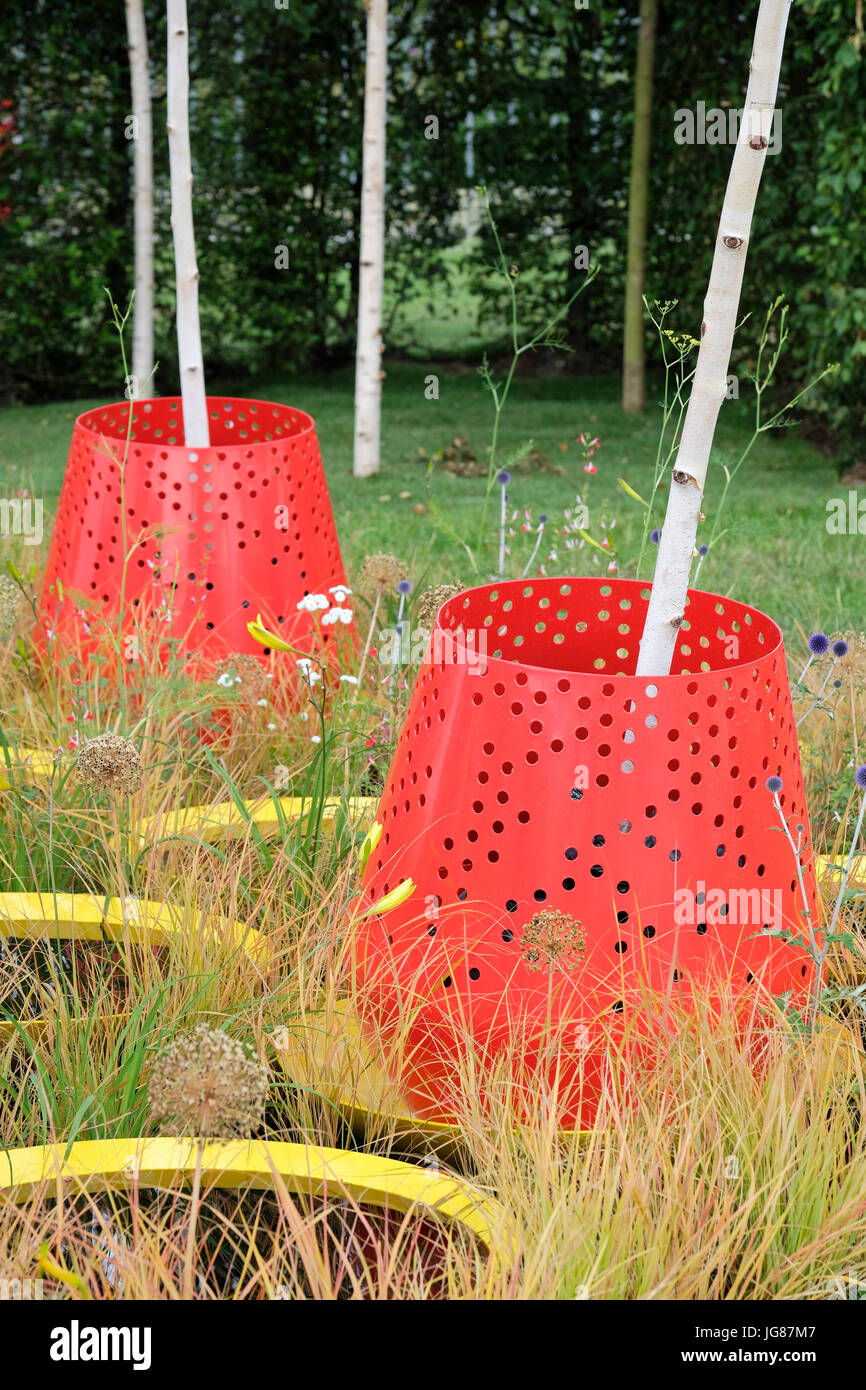 Hampton Court, Inghilterra, Regno Unito. 3 Luglio, 2017. Il 'Kinetica' mostrano giardino disegnato da insensati atti di bellezza, RHS Hampton Court Palace Flower Show. Credito: P Tomlins/Alamy Live News Foto Stock