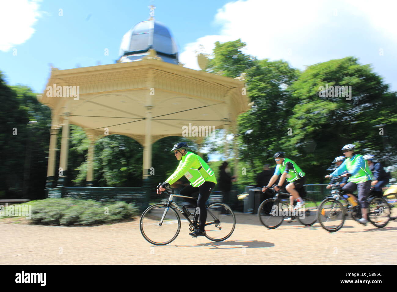 Newcastle, Regno Unito. 2 lug 2017. Newcastle city bike campione olimpionico, Jason Queally, era a lanciare con il Sindaco di Newcastle & centinaia di ciclisti. Credito: David Whinham/Alamy Live News Foto Stock