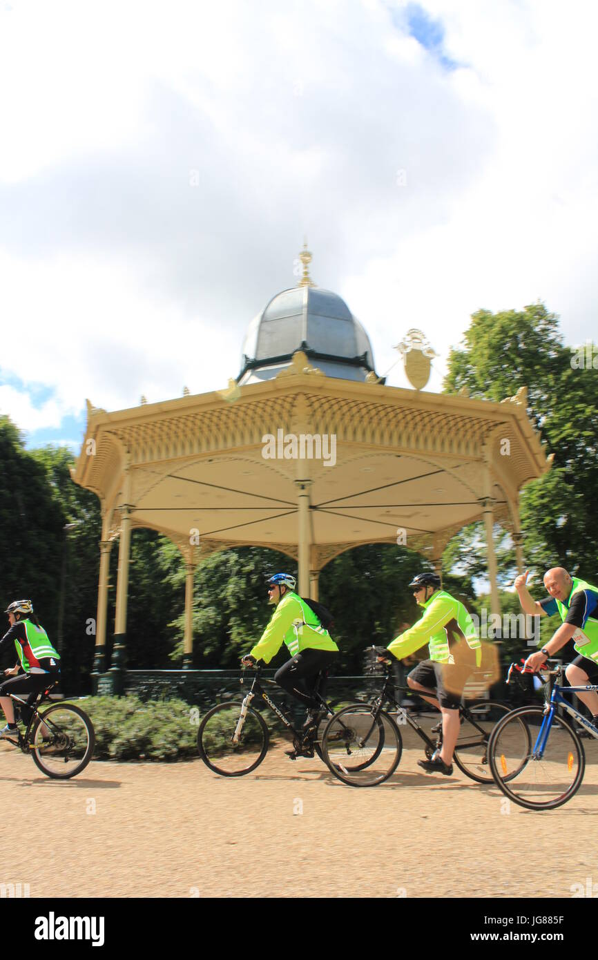 Newcastle, Regno Unito. 2 lug 2017. Newcastle city bike campione olimpionico, Jason Queally, era a lanciare con il Sindaco di Newcastle & centinaia di ciclisti. Credito: David Whinham/Alamy Live News Foto Stock