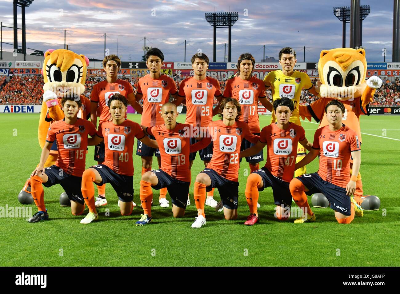 Saitama, Giappone. 1 Luglio, 2017. Omiya Ardija gruppo team line-up calcio/calcetto : Omiya Ardija giocatori (riga superiore - L a R) Ataru Esaka, Hiroyuki Komoto, Kazuma Takayama, Shigeru Yokotani, Kenya Matsui, (riga inferiore - L a R) Keisuke Oyama, Akimi Barada, Ryo Okui, Takuya Wada, Iwakami Yuzo e Genki Omae posano per una foto del team con la mascotte del club 'Ardi'(R) e 'Míýá'(L) prima del 2017 J1 League match tra Omiya Ardija 1-2 Yokohama f Marinos a NACK5 Stadium Omiya a Saitama, Giappone . Credito: AFLO/Alamy Live News Foto Stock