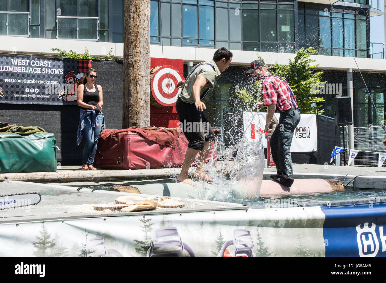 Toronto, Canada. 3 Luglio, 2017. Un registro di lumberjack roll concorrenza durante il Lumberjack Show al 2017 Toronto Redpath Waterfront Festival come parte del Canada 150 celebrazione. Dominic Chan/EXimages Credito: EXImages/Alamy Live News Foto Stock