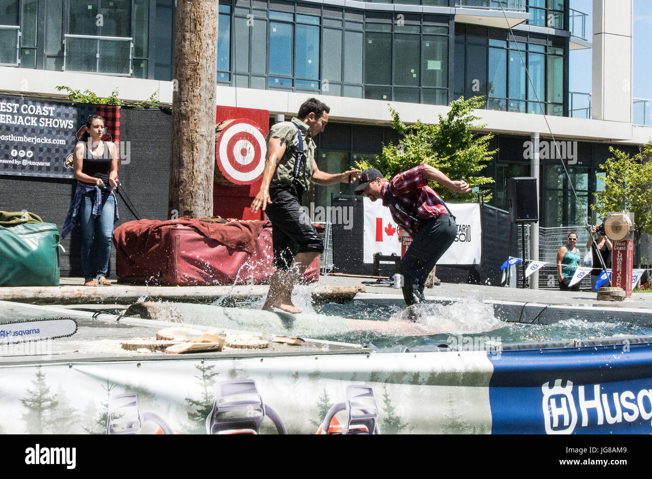 Toronto, Canada. 3 Luglio, 2017. Un registro di lumberjack roll concorrenza durante il Lumberjack Show al 2017 Toronto Redpath Waterfront Festival come parte del Canada 150 celebrazione. Dominic Chan/EXimages Credito: EXImages/Alamy Live News Foto Stock