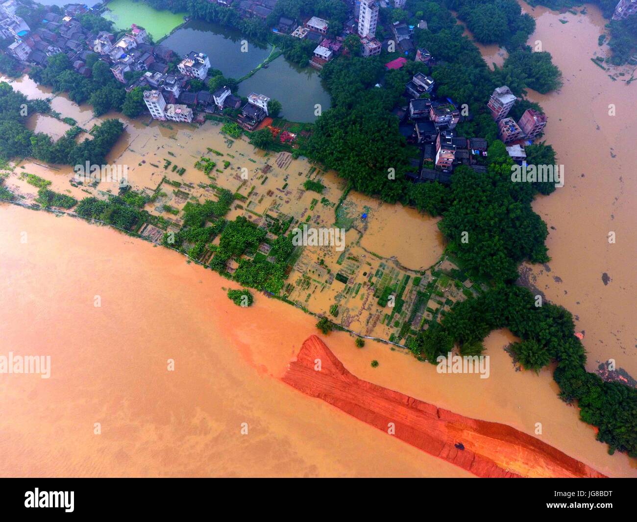 Tengxian. 4 Luglio, 2017. Foto scattata il 4 luglio 2017 mostra il rigonfiamento del Fiume Xijiang in Tengxian County, a sud della Cina di Guangxi Zhuang Regione autonoma. Il Fiume Xijiang il livello di acqua nella contea di Tengxian raggiunto 25.82 metri martedì a mezzogiorno, 2,82 metri più in alto rispetto alla linea di allarme. Credito: Huang Xiaobang/Xinhua/Alamy Live News Foto Stock