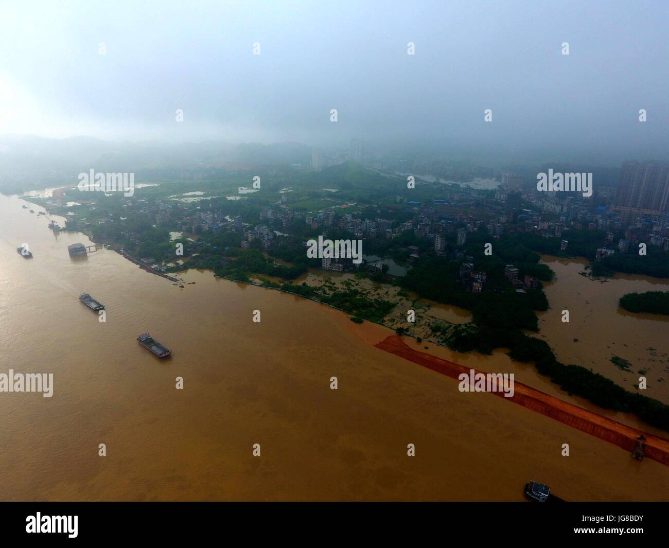 Tengxian. 4 Luglio, 2017. Foto scattata il 4 luglio 2017 mostra il rigonfiamento del Fiume Xijiang in Tengxian County, a sud della Cina di Guangxi Zhuang Regione autonoma. Il Fiume Xijiang il livello di acqua nella contea di Tengxian raggiunto 25.82 metri martedì a mezzogiorno, 2,82 metri più in alto rispetto alla linea di allarme. Credito: Huang Xiaobang/Xinhua/Alamy Live News Foto Stock