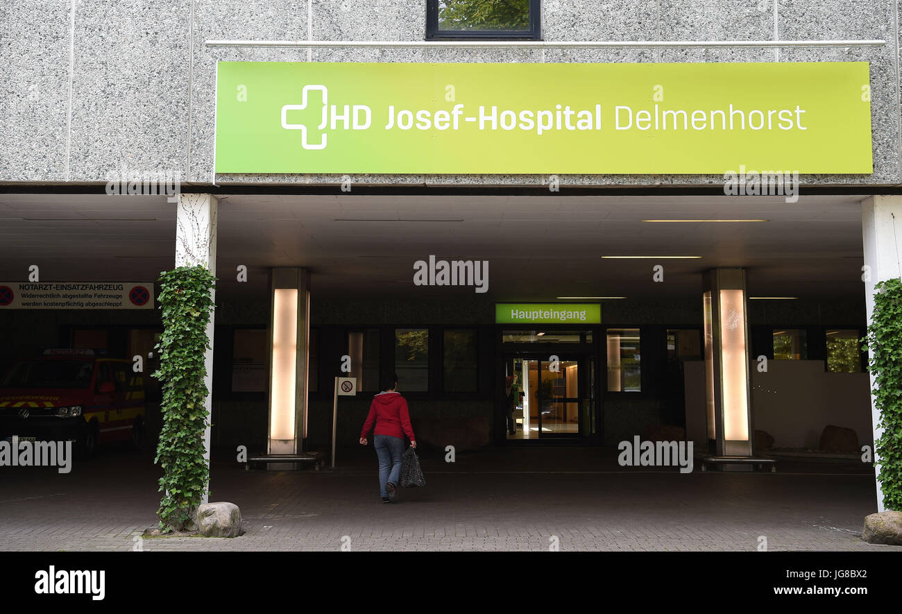 Delmenhorst, Germania. Il 27 giugno, 2017. Vista dell'ingresso principale della Josef ospedale in Delmenhorst, Germania, 27 giugno 2017. La sconcertante serie di omicidio di infermiere Niels H. lasciato molti pazienti disorientati. Al fine di riconoscere gli errori prima, l'ospedale in Delmenhorst introdotto un indipendente autopsia. Foto: Carmen Jaspersen/dpa/Alamy Live News Foto Stock