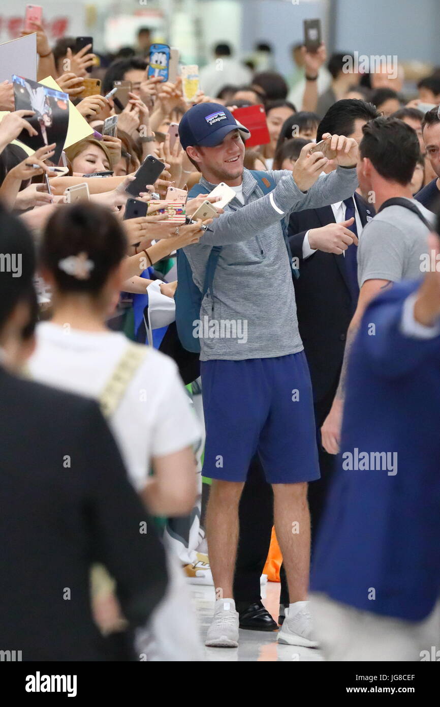 Chiba, Giappone. 4 Luglio, 2017. Il cantante Niall Horan arriva all'Aeroporto di Narita in Chiba, Giappone, dal 4 luglio 2017. Il primo organo di direzione è qui per promuovere il suo secondo singolo solista "mani basse' che è stato rilasciato il 4 maggio. Questa è la sua prima visita in Giappone come artista solista dopo il suo gruppo una direzione è andato in pausa nel 2016. Credito: Naoki Nishimura/AFLO/Alamy Live News Foto Stock