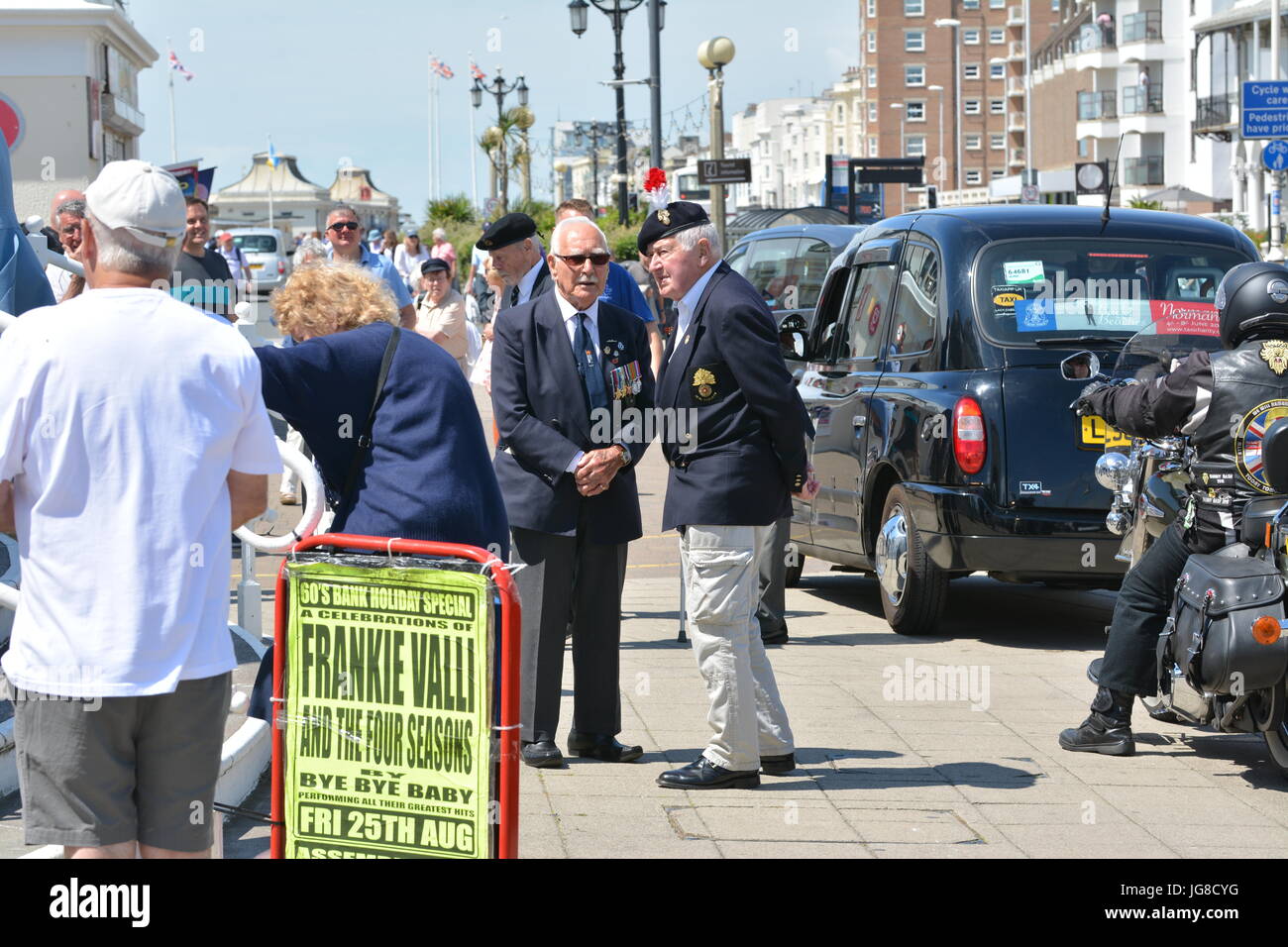 Worthing West Sussex, in Inghilterra, Regno Unito. Martedì 4 luglio 2017. London Cab Driver portare 200 i veterani della Seconda guerra mondiale da tutta Londra la città balneare di Worthing, West Sussex, Regno Unito oggi per un giorno nel caldo clima soleggiato dal mare. Credito: Geoff Smith / Alamy Live News Foto Stock