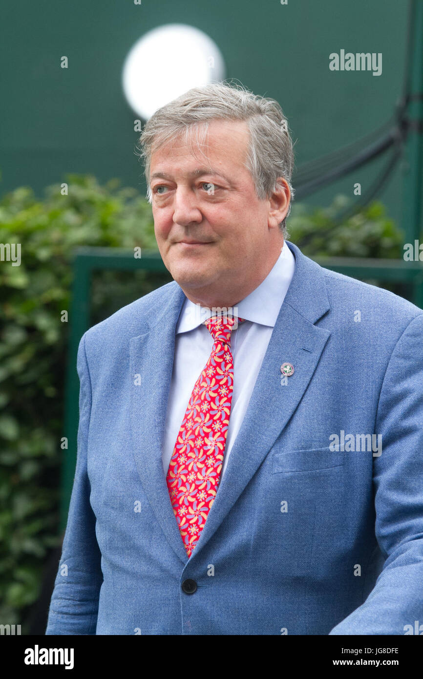 Londra, Regno Unito. 4 Luglio, 2017. Inglese comico e attore Stephen Fry arriva al All England Tennis club il giorno 2 di Wimbledon Lawn Tennis championships Credito: amer ghazzal/Alamy Live News Foto Stock