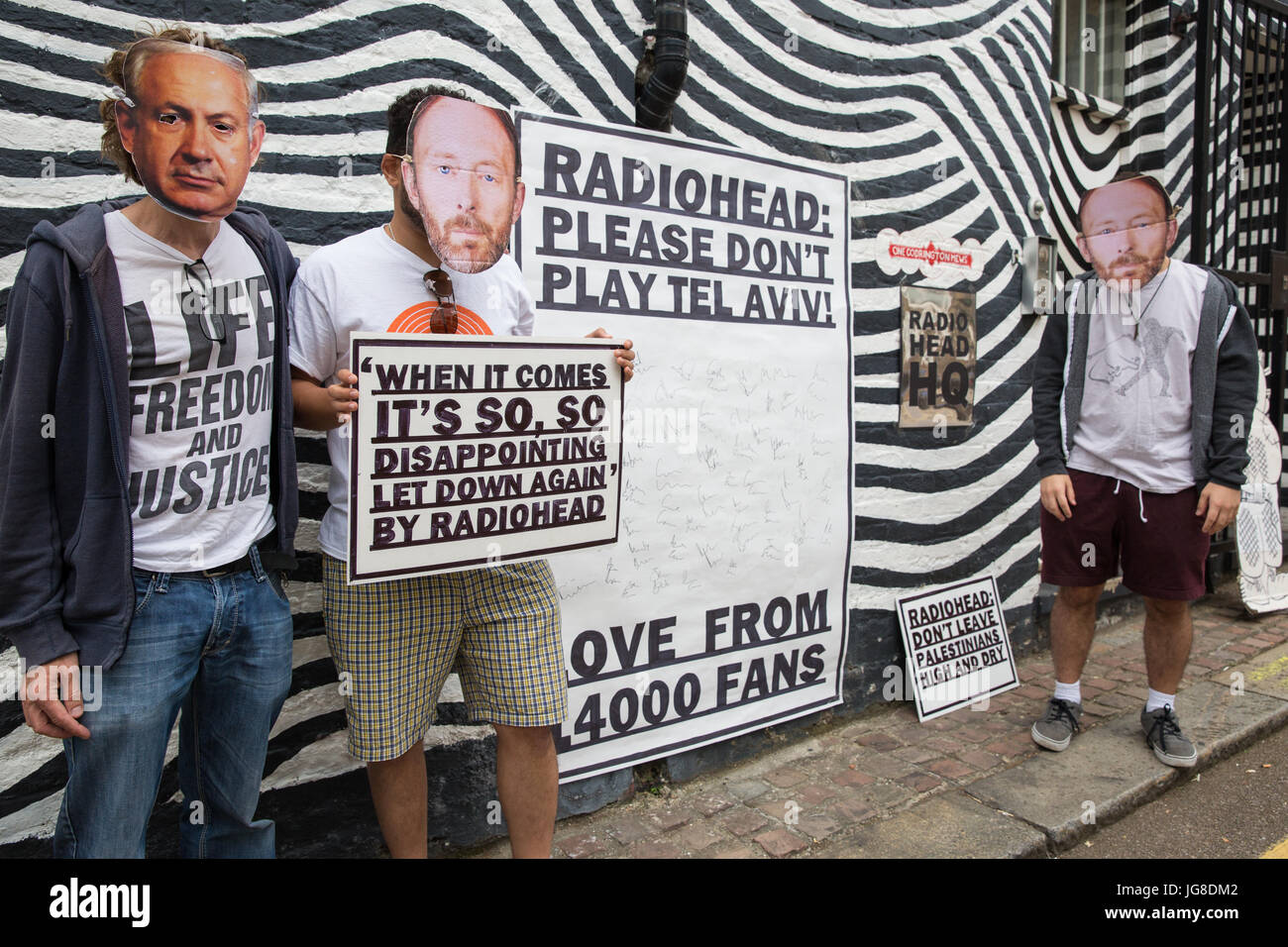 Londra, Regno Unito. 4 Luglio, 2017. Gli attivisti da Londra azione Palestina preparare a mano in una petizione firmata da 14.000 persone a Radiohead è etichetta discografica XL Recordings chiamando sul nastro per annullare un concerto previsto per Tel Aviv il 19 luglio 2017 e per mostrare il loro sostegno per il boicottaggio culturale chiamato da organizzazioni palestinesi come parte del BDS (boicottaggio disinvestimento e sanzioni) campagna. La petizione è stata organizzata dal Jewish Voice per la pace. Credito: Mark Kerrison/Alamy Live News Foto Stock