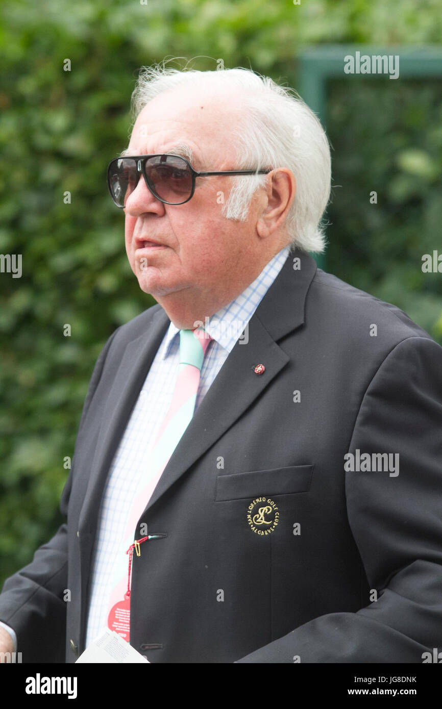 Londra, Regno Unito. 4 Luglio, 2017. Inglese Comico Jimmy Tarbuck arriva al All England Tennis club il giorno 2 di Wimbledon Lawn Tennis championships Credito: amer ghazzal/Alamy Live News Foto Stock