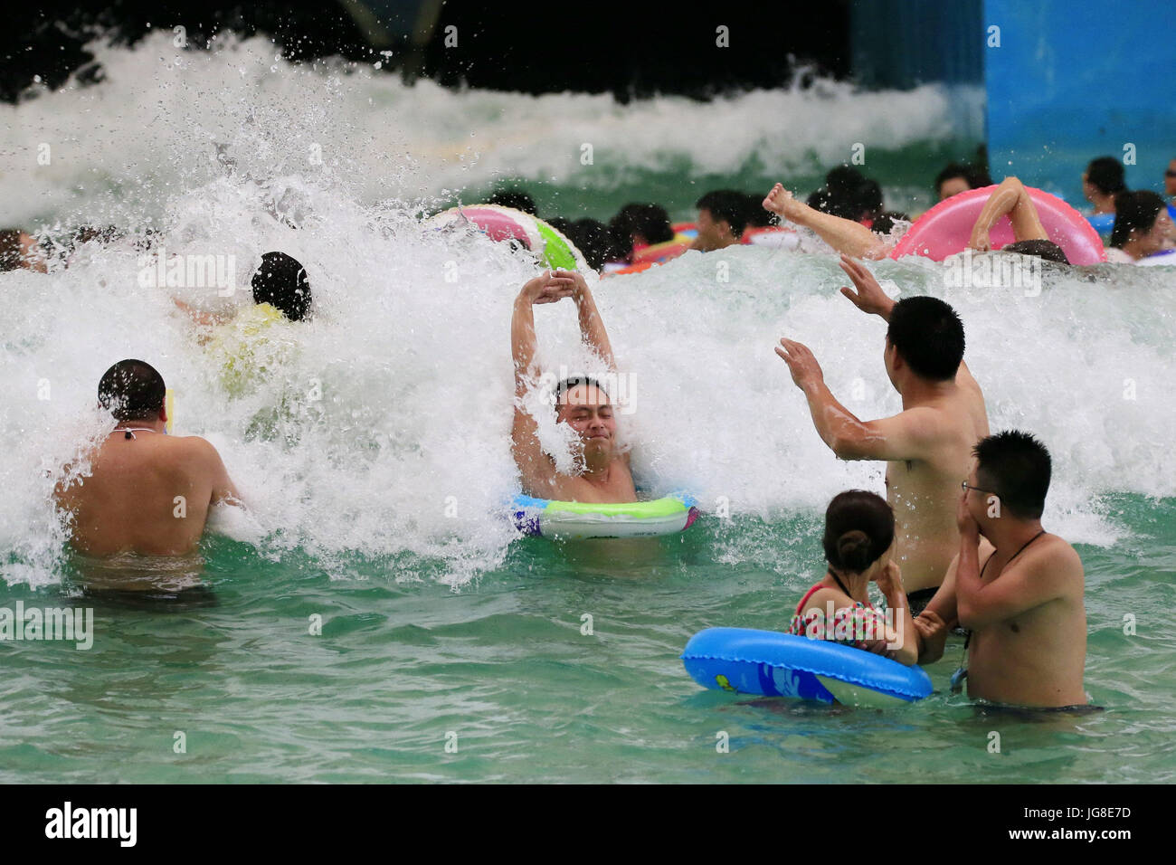 Suining, cinese della provincia di Sichuan. 4 Luglio, 2017. Le persone sperimentano il surf in corrispondenza di una zona di turismo in Daying contea di Suining, a sud-ovest della Cina di provincia di Sichuan, 4 luglio 2017. Credito: Zhong Min/Xinhua/Alamy Live News Foto Stock