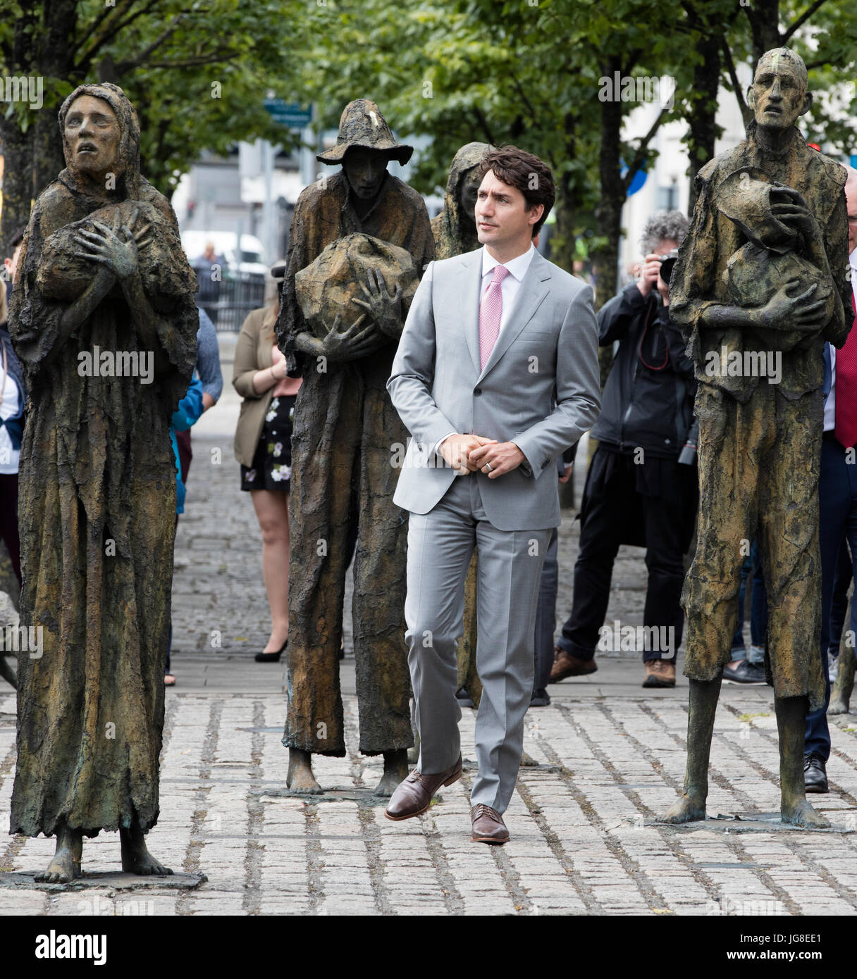 Dublino, Irlanda. 4 Luglio, 2017. Visita ufficiale in Irlanda - Il Primo ministro del Canada Justin Trudeau. Nella foto il Primo ministro del Canada Justin Trudeau viste la drammatica carestia Memorial dallo scultore Ronan Gillespie a Dublino questo pomeriggio. La scultura commemora la grande carestia irlandese di 1845 - 1852, quando oltre un milione di cittadini irlandesi sono morti di fame e di malattia. Un altro milione di emigrati in America e in Canada con molti di morire in modo sul bordo del famigerato bara navi. Credito: RollingNews.ie/Alamy Live News Foto Stock