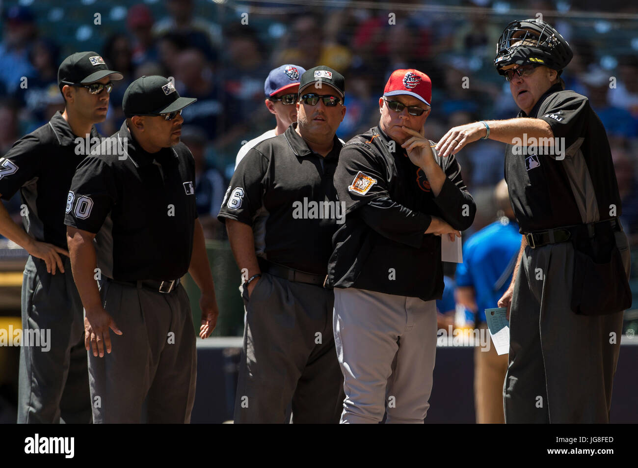 Milwaukee, WI, Stati Uniti d'America. 03 Luglio, 2017. Baltimore Orioles manager Buck Showalter #26 prima della Major League Baseball gioco tra il Milwaukee Brewers e la Baltimore Orioles a Miller Park di Milwaukee, WI. John Fisher/CSM/Alamy Live News Foto Stock