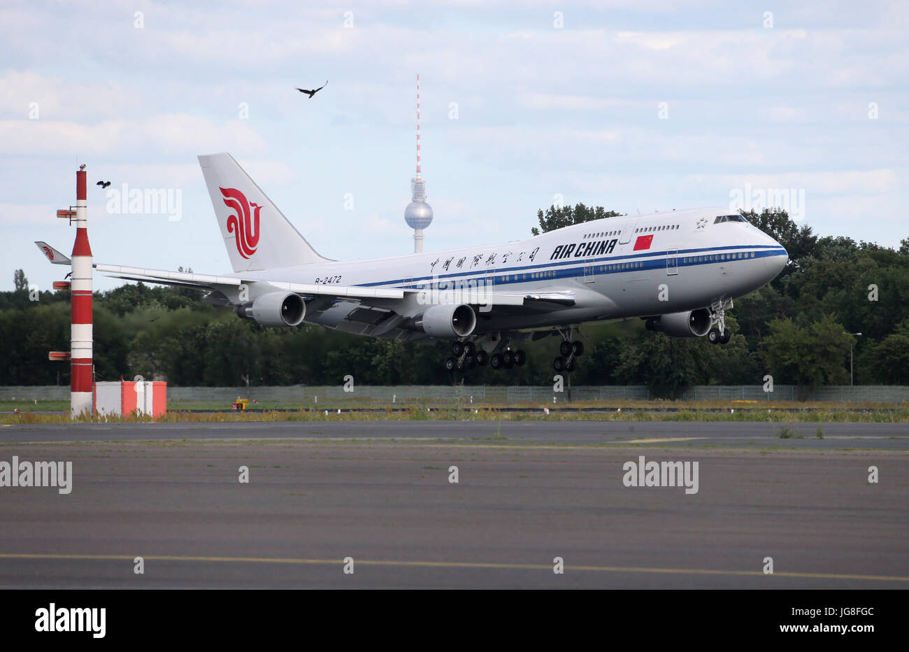 Berlino, Germania. 04 Luglio, 2017. Presidente della Repubblica popolare cinese Xi Jinping, esce un aeroplano a Tefel aeroporto di Berlino, Germania, 04 luglio 2017. Xi Jinping visita il vertice G20 in Germania. La sera una cena con il Cancelliere tedesco Angela Merkel (CDU) è pianificato. steigt am 04.07.2017 am Flughafen Tegel di Berlino aus einem Flugzeug aus. Xi Jinping reist zum G20-Gipfel nach Deutschland. Am Abend war ein Abendessen mit Bundeskanzlerin Merkel (CDU) geplant. Foto: Wolfgang Kumm/dpa/Alamy Live News Foto Stock