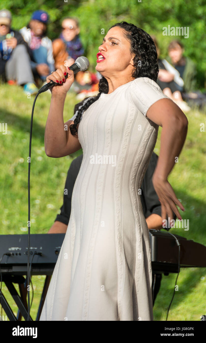 Malmö, Svezia. 4 Luglio, 2017. Una delle stelle della musica araba, Emel Mathlouthi dalla Tunisia, sul palco come parte della free festival estivo Sommarscen Malmö. Tommy Lindholm/Alamy Live News Foto Stock