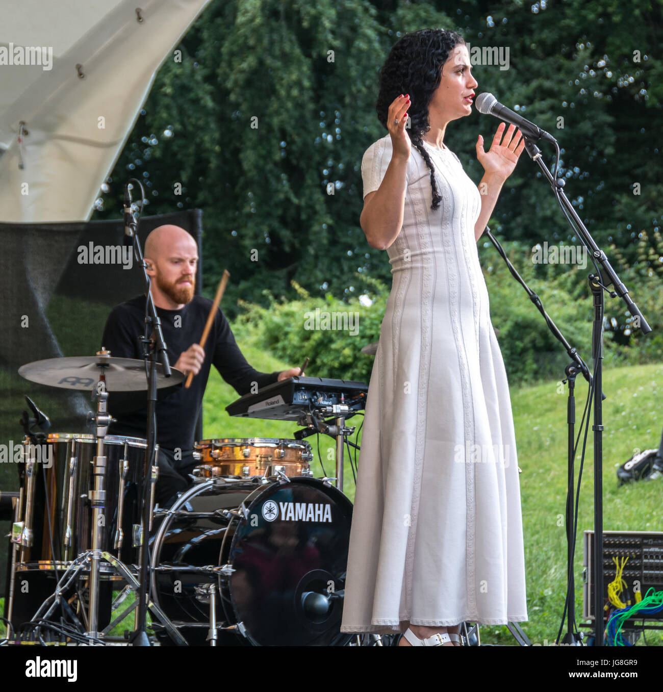 Malmö, Svezia. 4 Luglio, 2017. Una delle stelle della musica araba, Emel Mathlouthi dalla Tunisia, sul palco come parte della free festival estivo Sommarscen Malmö. Tommy Lindholm/Alamy Live News Foto Stock