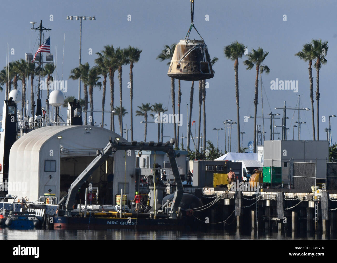 San Pedro, California, Stati Uniti d'America. 4 Luglio, 2017. SpaceX il drago astronave fatta di storia dello spazio oggi come essendo la prima capsula usata due volte in due diverse missioni che non è mai stato fatto prima. SpaceX trasportano più di 4.100 libbre di carico e campioni di ricerca, sceso a un predawn splashdown lunedì nell'Oceano Pacifico a sud-ovest di Los Angeles, completando il primo re-volo di uno di SpaceX unpiloted dell approvvigionamento di navi alla Stazione spaziale internazionale. Credit: Gene Blevins/ZUMA filo/Alamy Live News Foto Stock