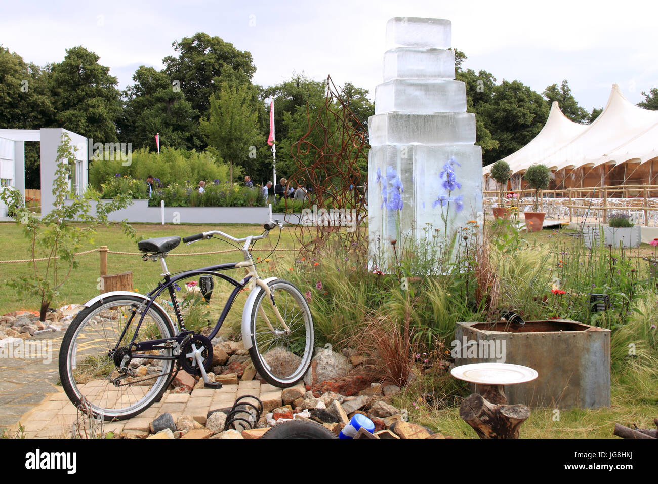 " Il potere di fare la differenza", da Joe Francis. Medaglia d'argento. Giardini per un mondo che cambia. RHS Hampton Court Palace Flower Show 2017, London, Regno Unito Foto Stock