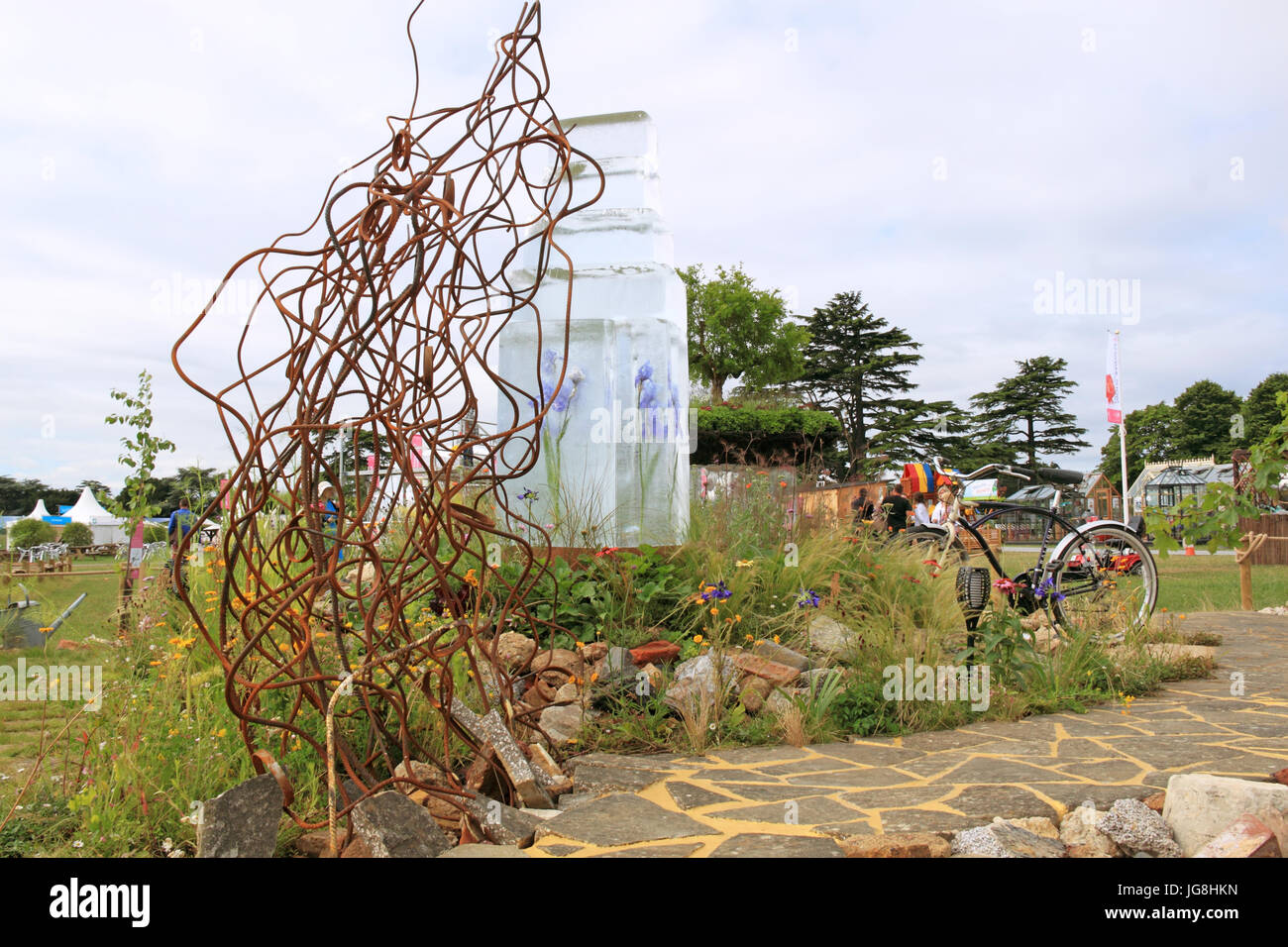 " Il potere di fare la differenza", da Joe Francis. Medaglia d'argento. Giardini per un mondo che cambia. RHS Hampton Court Palace Flower Show 2017, London, Regno Unito Foto Stock