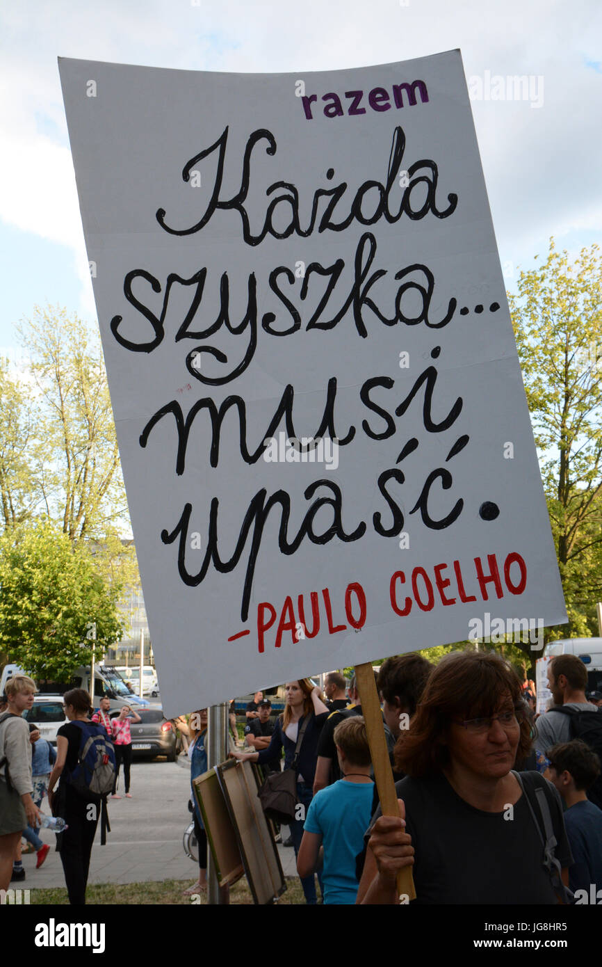 Cracovia in Polonia. 4 Luglio, 2017. Protesta durante la 41a sessione del World Heritage Committee-Unesco contro la grande scala accesso alla foresta di Bialowieza, un sito patrimonio mondiale dell'UNESCO. Foto Stock