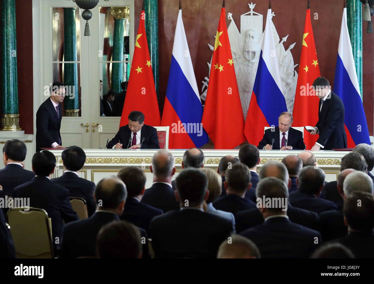 Mosca, Russia. 4 Luglio, 2017. Il presidente cinese Xi Jinping e il suo omologo russo Vladimir Putin assistere ad una cerimonia di firma dopo i colloqui a Mosca, Russia, 4 luglio 2017. Credito: Liu Weibing/Xinhua/Alamy Live News Foto Stock