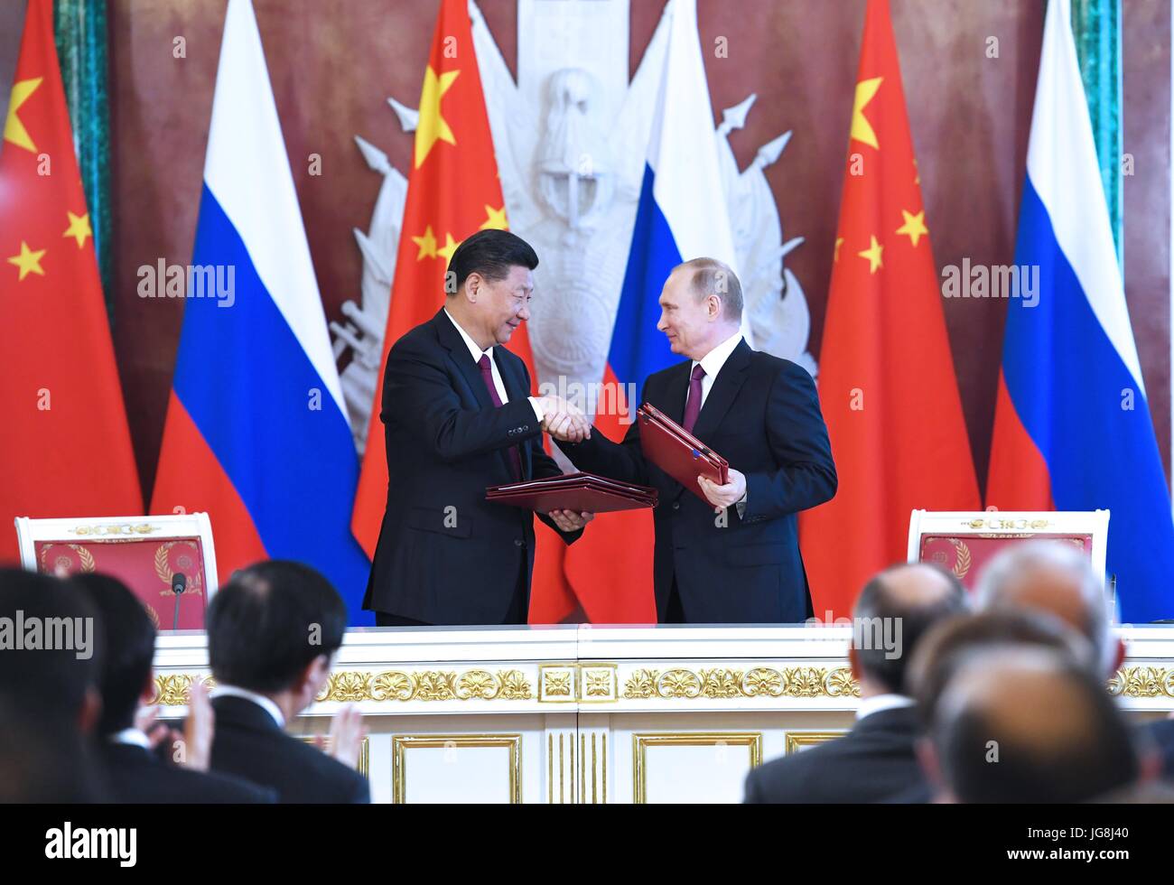 Mosca, Russia. 4 Luglio, 2017. Il presidente cinese Xi Jinping e il suo omologo russo Vladimir Putin assistere ad una cerimonia di firma dopo i colloqui a Mosca, Russia, 4 luglio 2017. Credito: Rao Aimin/Xinhua/Alamy Live News Foto Stock