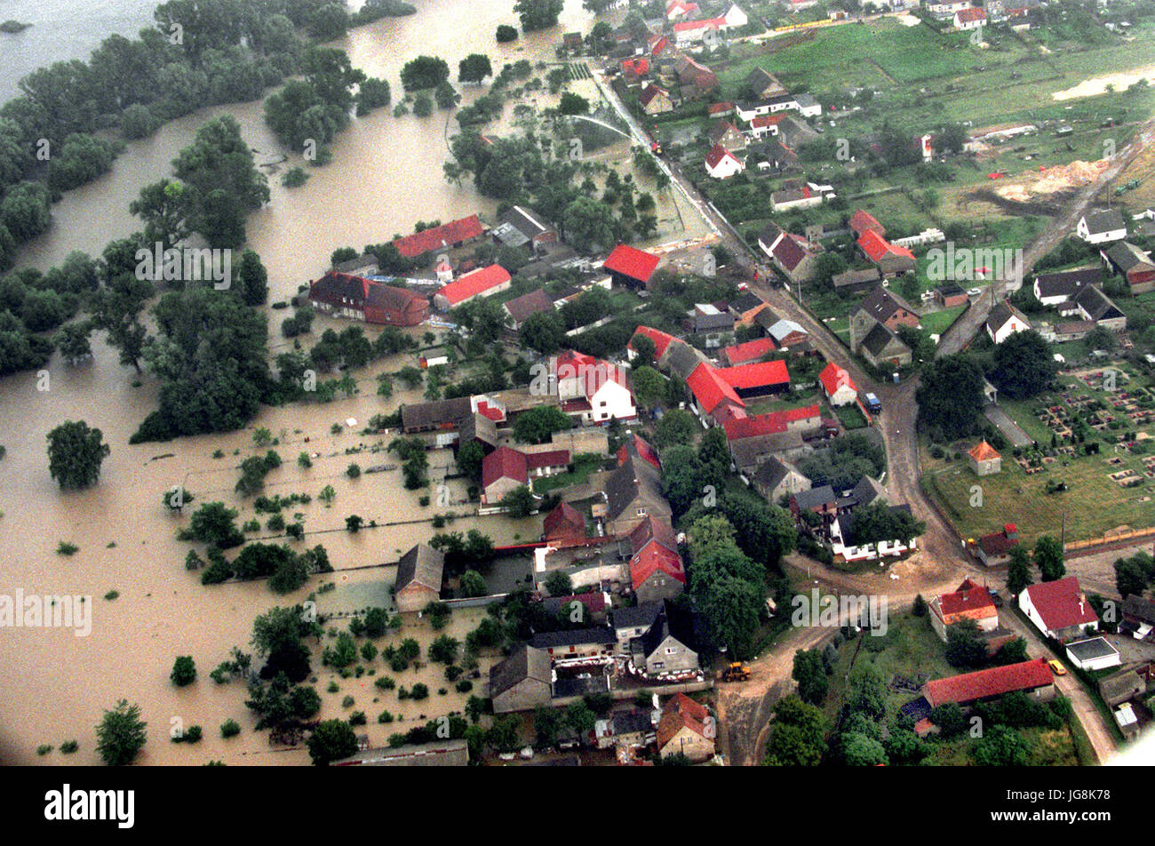 Archivio - La vista di un aereo mostra la città allagata Ratzdorf nel sud di Eisenhuettenstadt, Germania, 21 luglio 1997. Venti anni dopo il 'flood del secolo' presso il fiume Oder il pericolo di estremamente alte maree di fiumi nella regione non è stato scongiurato. Foto: Wolfgang Kumm/dpa Foto Stock