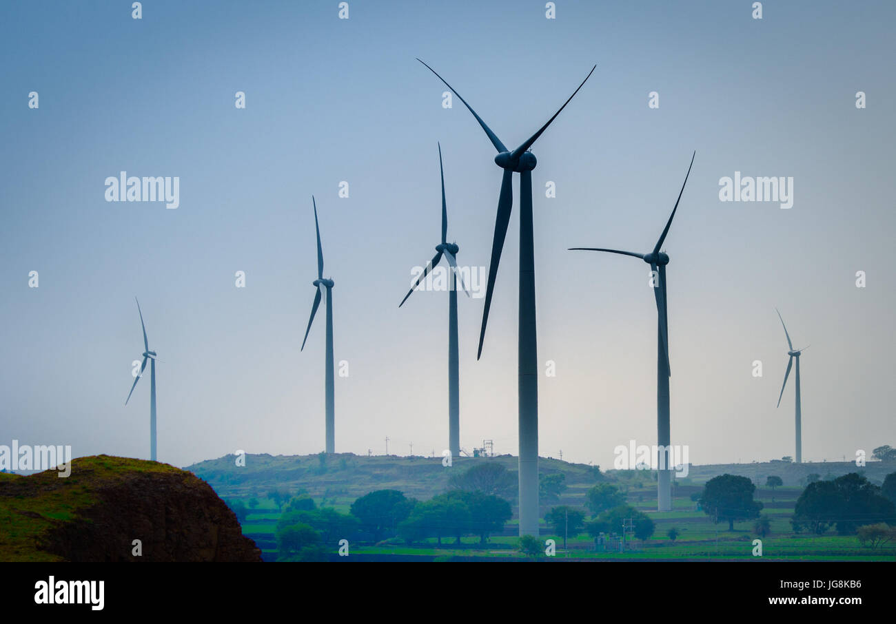 La vista del paesaggio è presa all'India centrale . I mulini a vento sono usati per la generazione di energia come fonte rinnovabile di energia off. Foto Stock