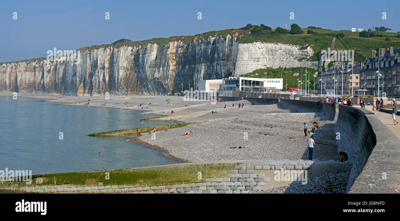 Saint-Valery-en-Caux, spiaggia ghiaiosa e bianche scogliere di gesso, Seine-Maritime, Normandia, Francia Foto Stock