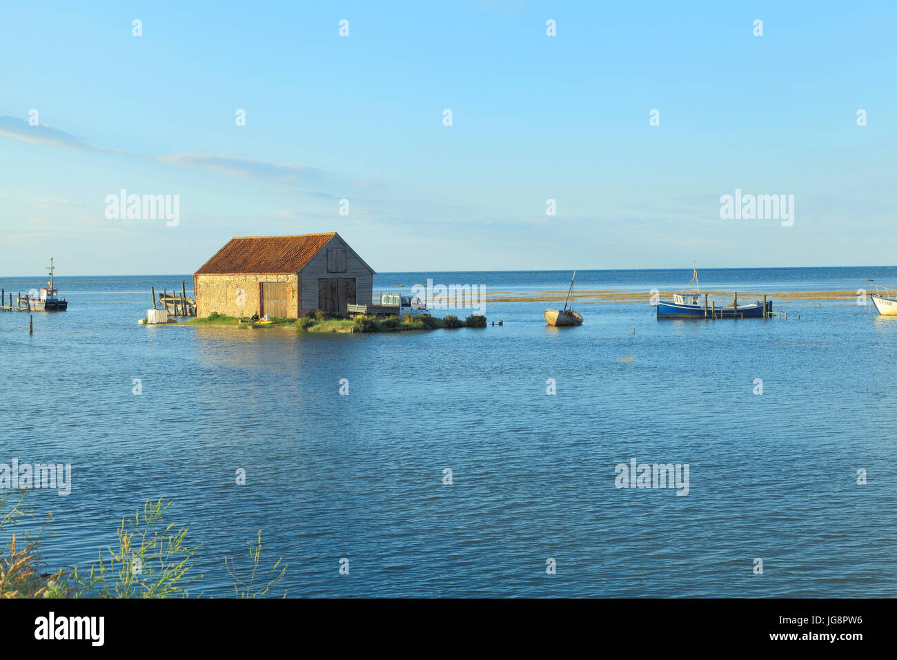 Carrello, veicolo, tagliata dalla alta marea, Carbone Granaio, Thornham, Norfolk, Inghilterra, Regno Unito, Mare del Nord surge, costa, costiere, paesaggio, paesaggio Foto Stock