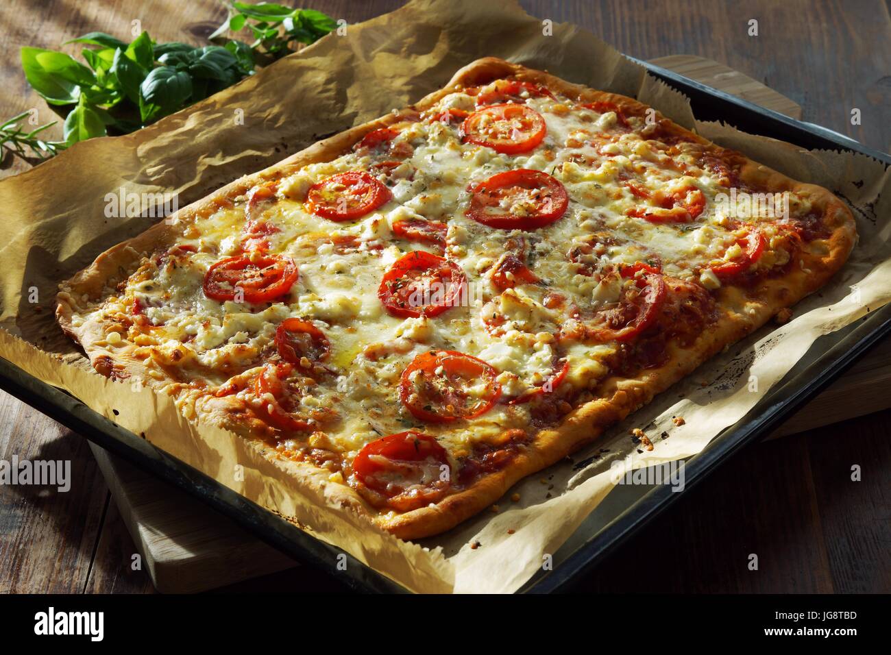 In casa la Pizza Margherita su una placca da forno Foto stock - Alamy