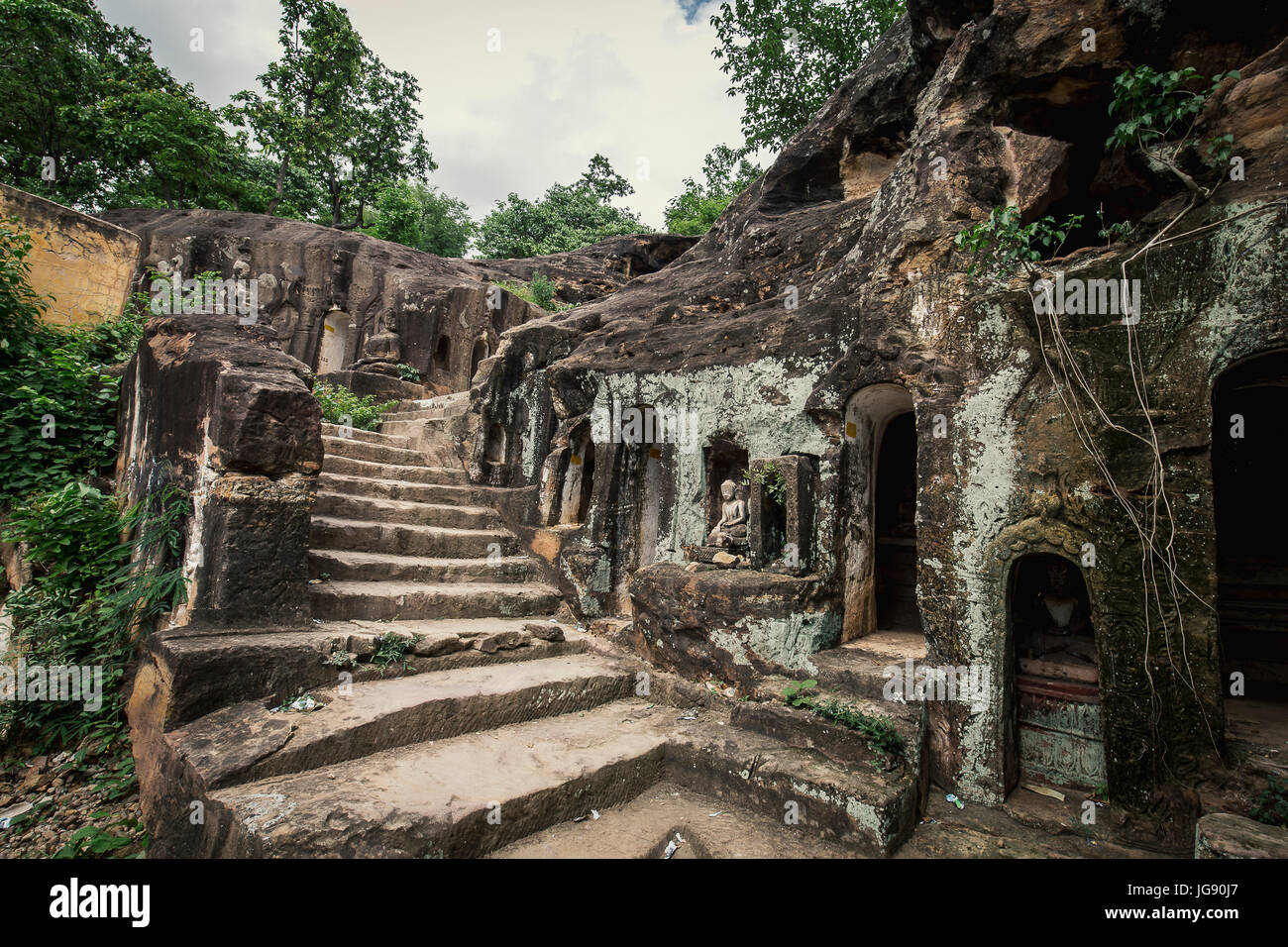 Po Win Daung grotte nel quartiere Monywa Sagaing regione Nord del Myanmar; un gruppo di 950 grotte scolpito in una scogliera, a partire dal XIV secolo. Foto Stock