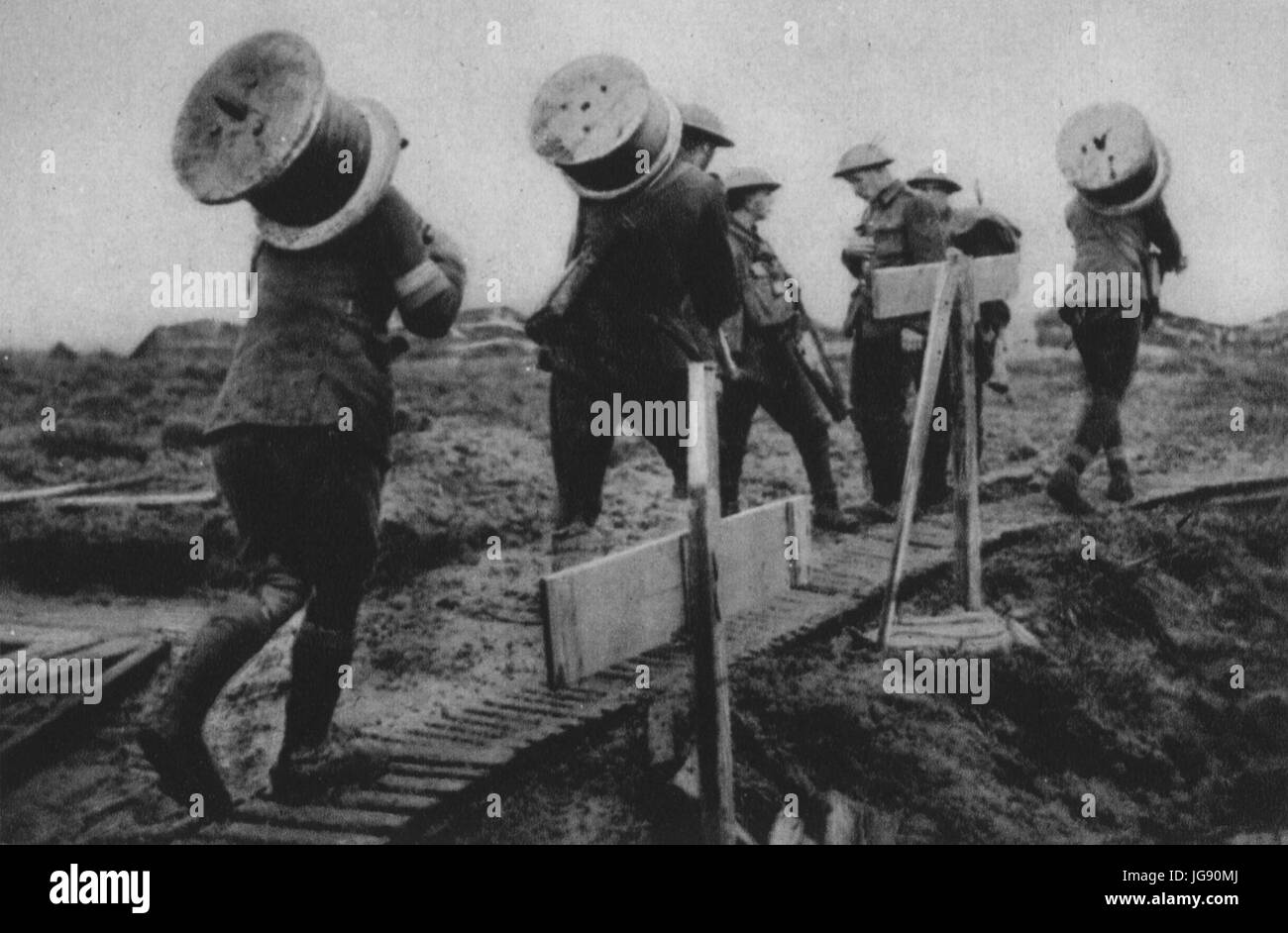 Materiale für Telephonleitungen, die vom Schützengraben zu den Befehlsstellen führen, wird nach vorne gebracht Foto Stock