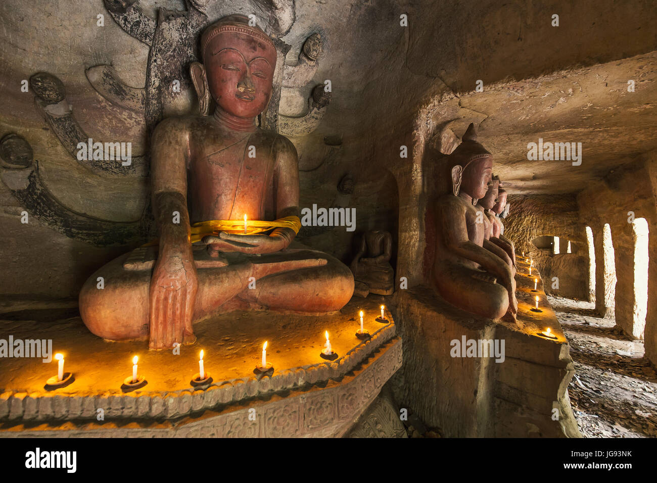 Statue di Buddha a lume di candela / a lume di candela all'interno Phowintaung / Pho win taung grotta in Monywa Sagaing regione Northen Birmania / Myanmar Foto di viaggio Foto Stock