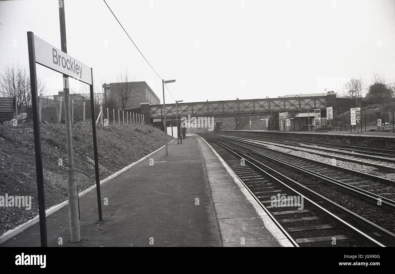 1972, British Rail, a sud-est di Londra, Inghilterra, Regno Unito, piattaforma vuota a Brockley stazione ferroviaria, casa di servizi ferroviari dalla Ferrovia Meridionale. La figura mostra una piattaforma deserta industriali a causa di azione (scioperi) dalla RMT unione. Foto Stock