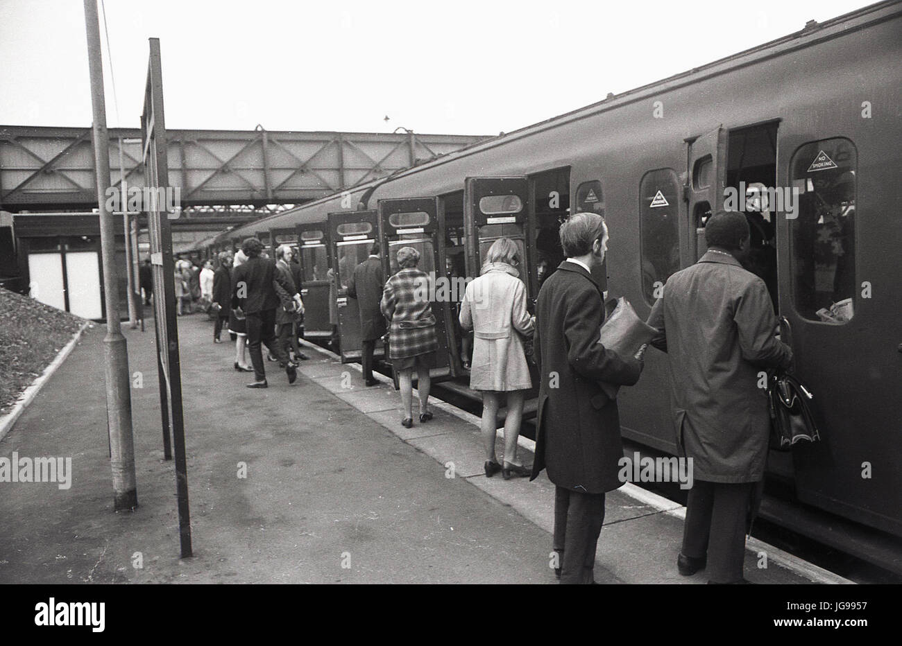 1972, British Rail, a sud-est di Londra, Inghilterra, Regno Unito, Brockley stazione ferroviaria, casa di servizi ferroviari dalla regione meridionale. La figura mostra un pendolari boardin carrozze ferroviarie. Foto Stock