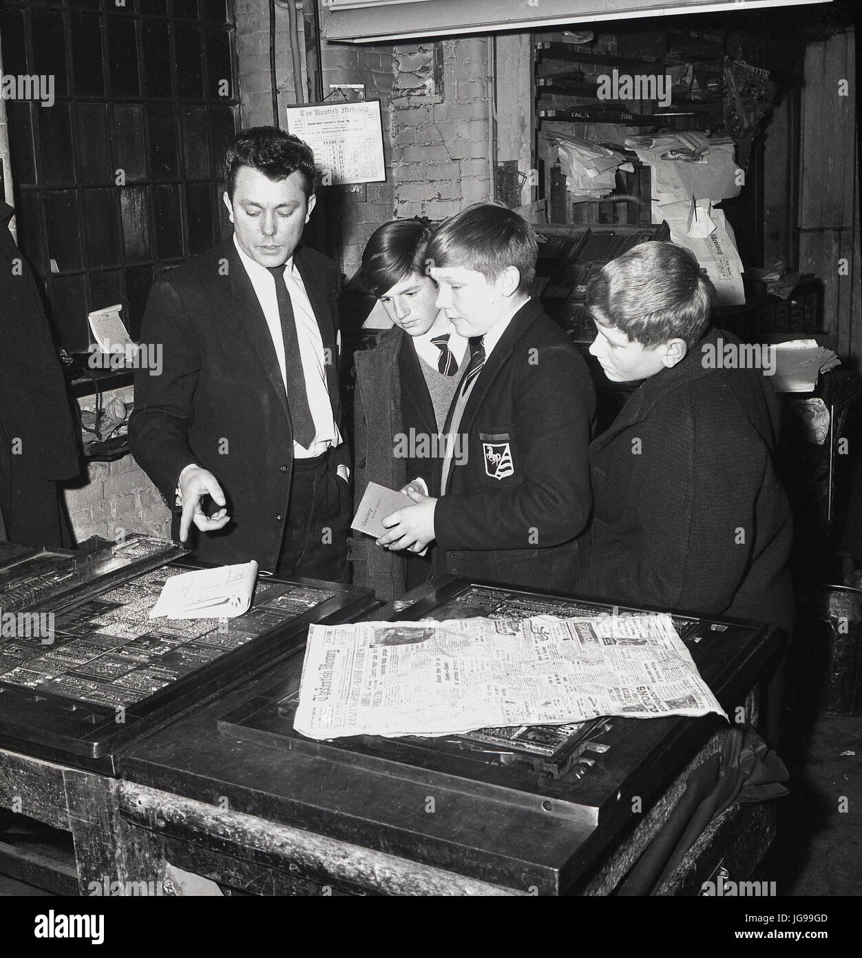 Anni '60, tre ragazzi della scuola in visita alle presse da stampa del South East London e Kentish Mercury giornale, in mostra le lastre di metallo usate per la stampa della carta, Inghilterra, Regno Unito. Foto Stock
