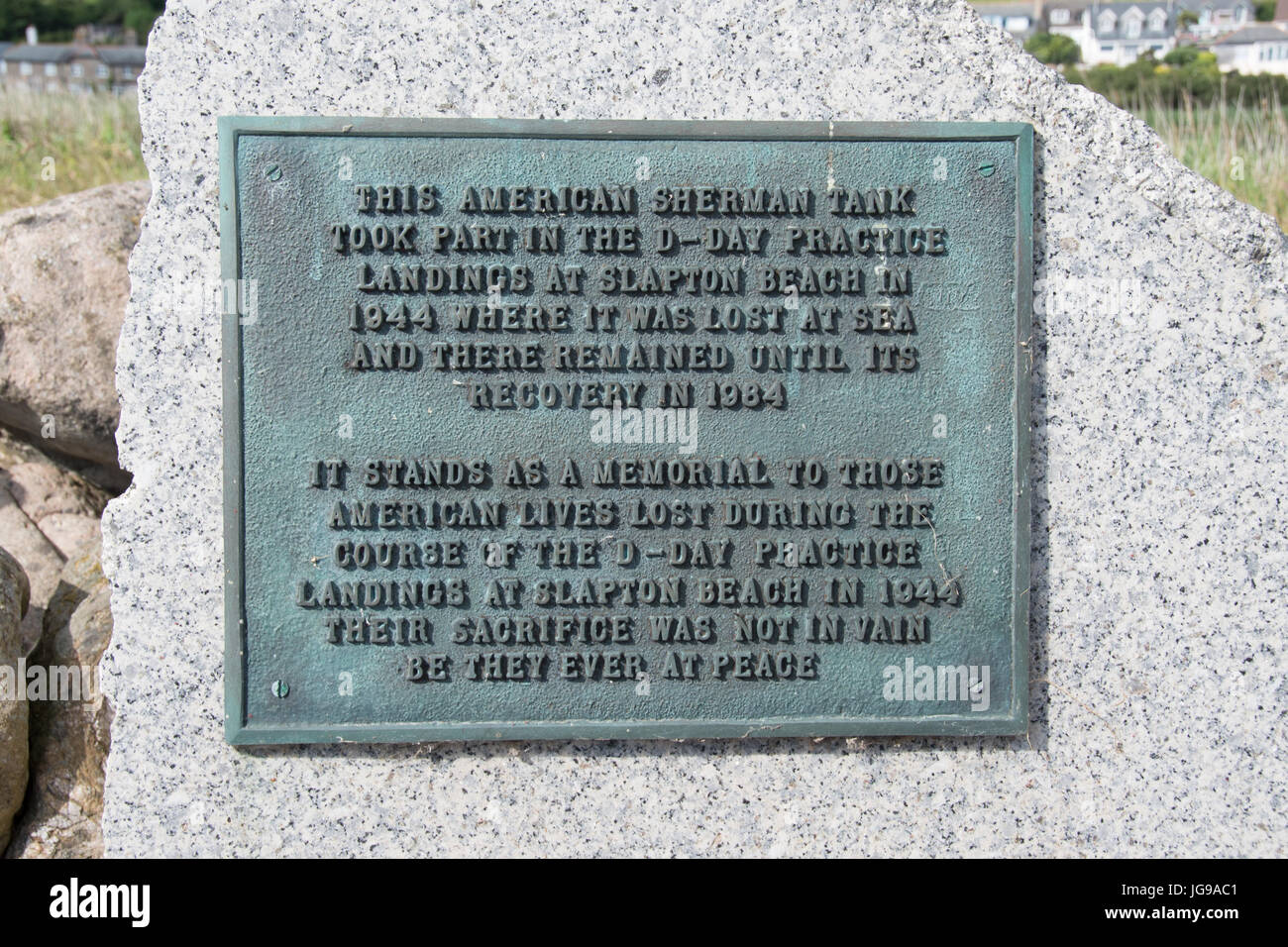 Marina degli Stati Uniti Memorial Foundation di placca il carro Sherman Memorial, Slapton Sands, Inghilterra. Foto Stock